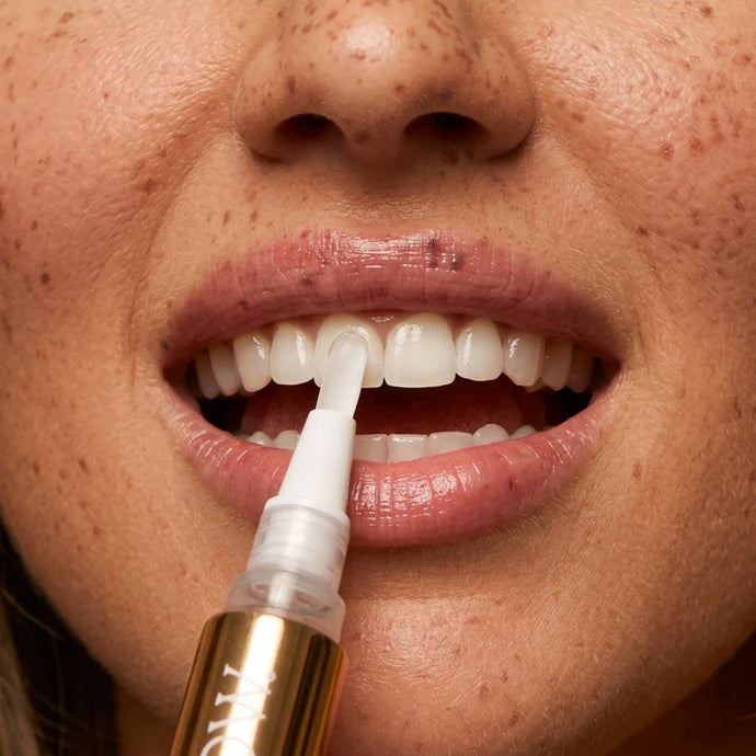 Dazzling White Snow® — Lápiz Blanqueador Dental 4 en 1 · Blanquea · Elimina Manchas · Refresca · Sin Sensibilidad
